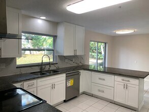 305 W Sweetwater Creek Dr in Longwood, FL - Building Photo - Building Photo