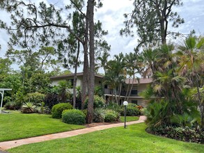 1733 Courtyard Way, Unit 105 in Naples, FL - Foto de edificio - Building Photo