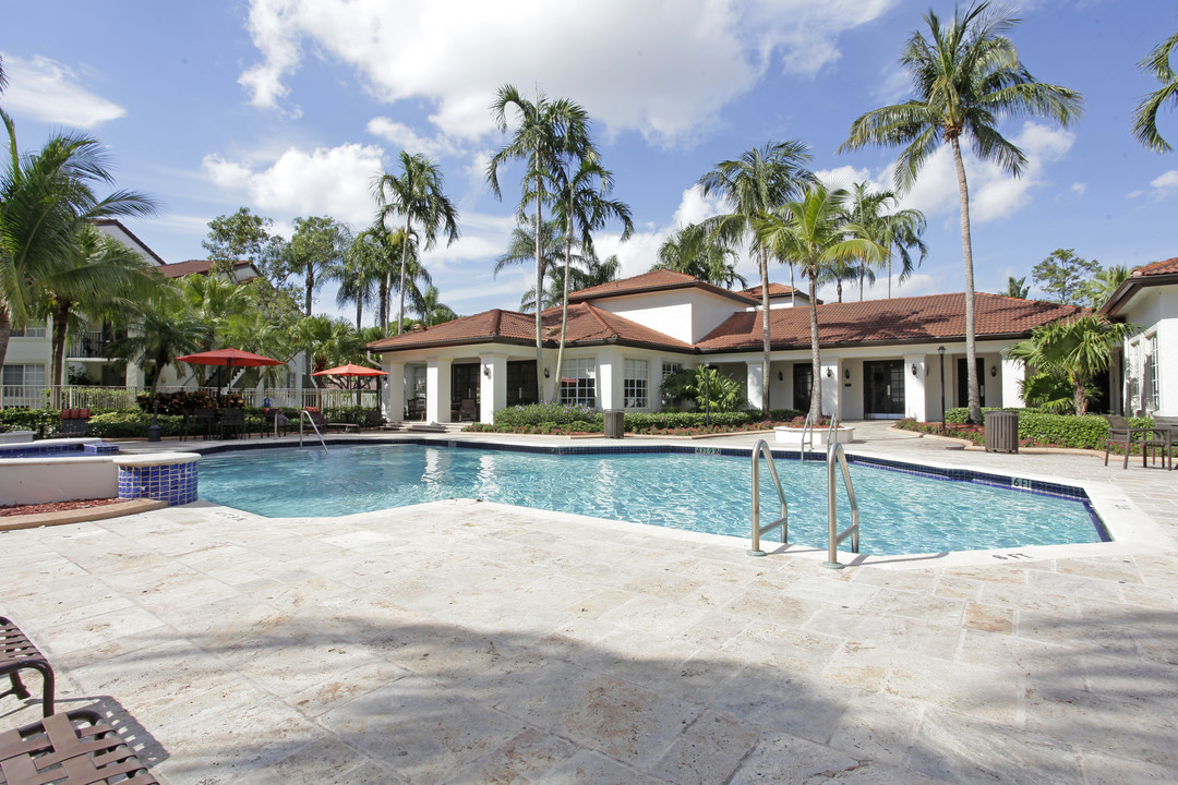 The Lakes at Deerfield in Deerfield Beach, FL - Foto de edificio