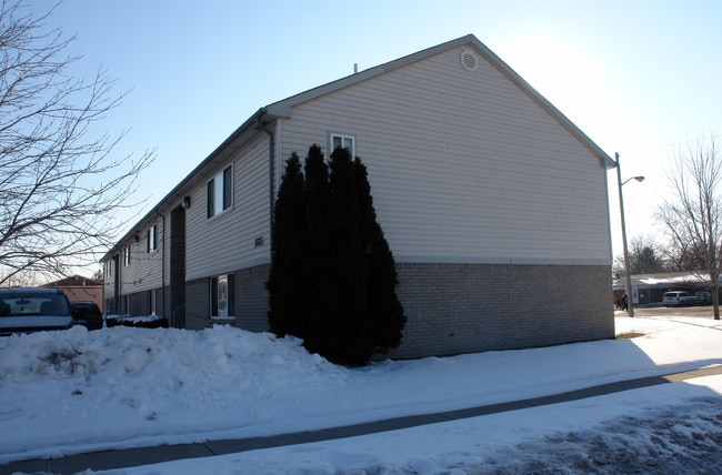 15331 E 10 Mile Rd in Eastpointe, MI - Foto de edificio - Building Photo