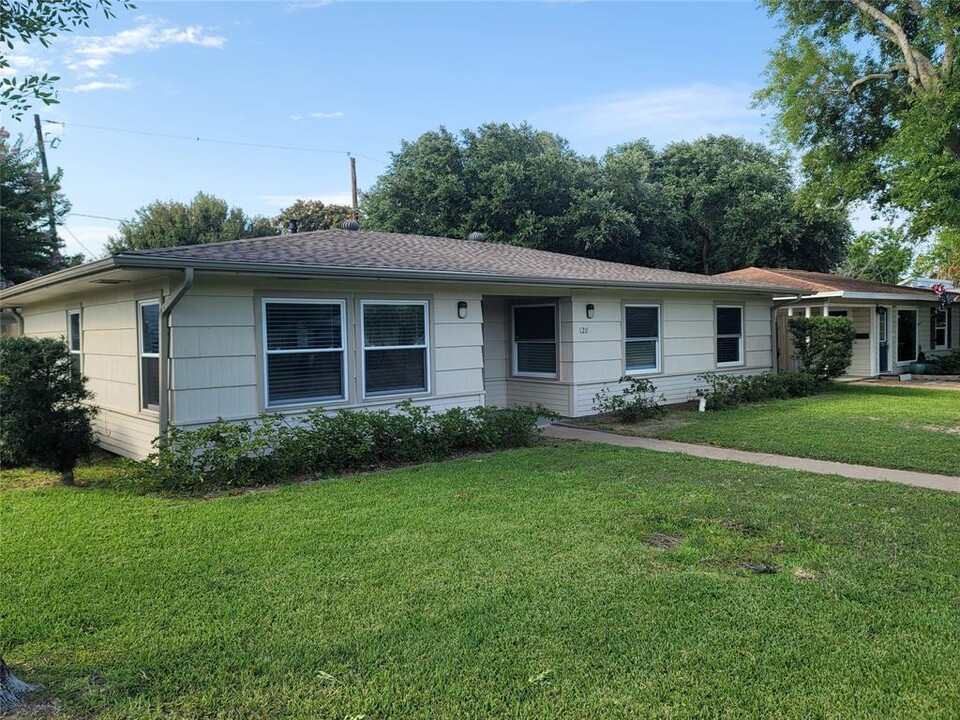 128 Albacore Ave in Galveston, TX - Building Photo