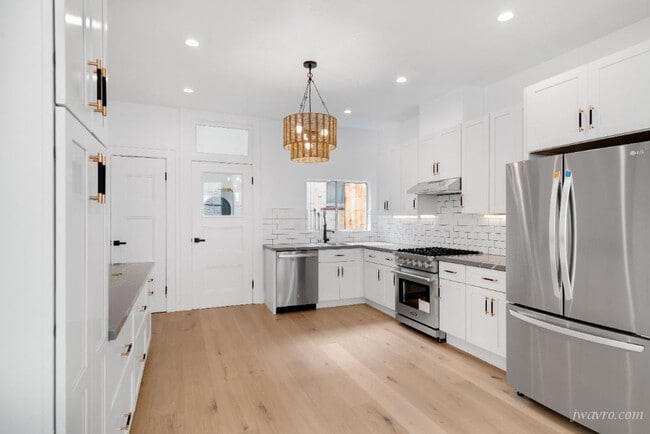 property at 814 Divisadero St