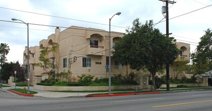 18410 Saticoy St in Reseda, CA - Building Photo - Building Photo