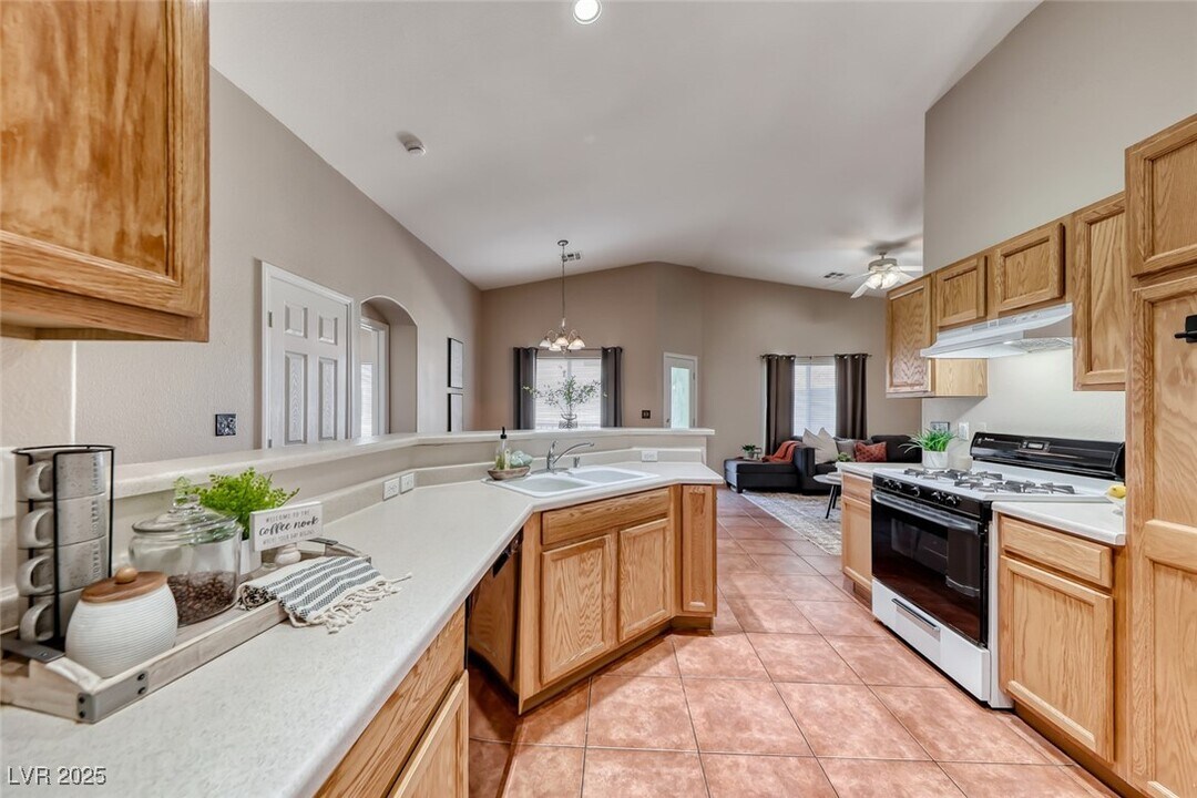 6255 Dan Blocker Ave in Henderson, NV - Building Photo