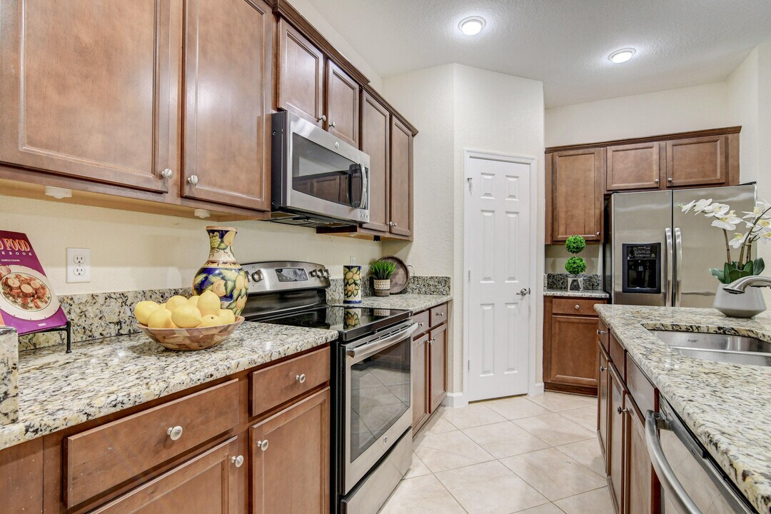 10366 Wellington Parc Dr in Wellington, FL - Building Photo