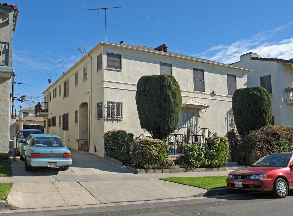 324 N Genesee Ave in Los Angeles, CA - Building Photo