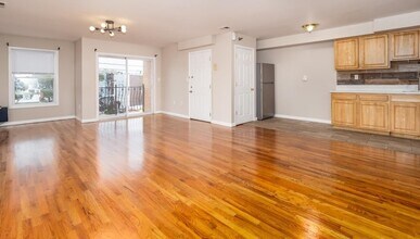 355 West Side Ave in Jersey City, NJ - Foto de edificio - Building Photo