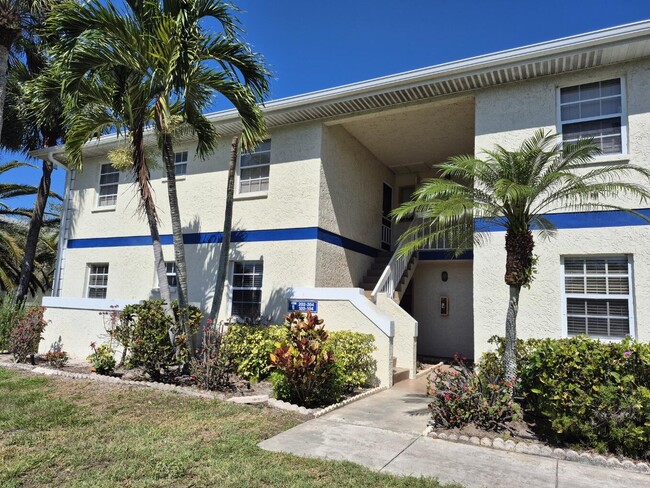 property at 1507 SE Royal Green Cir