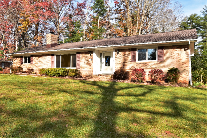 1044 Carousel Ln in Hendersonville, NC - Building Photo