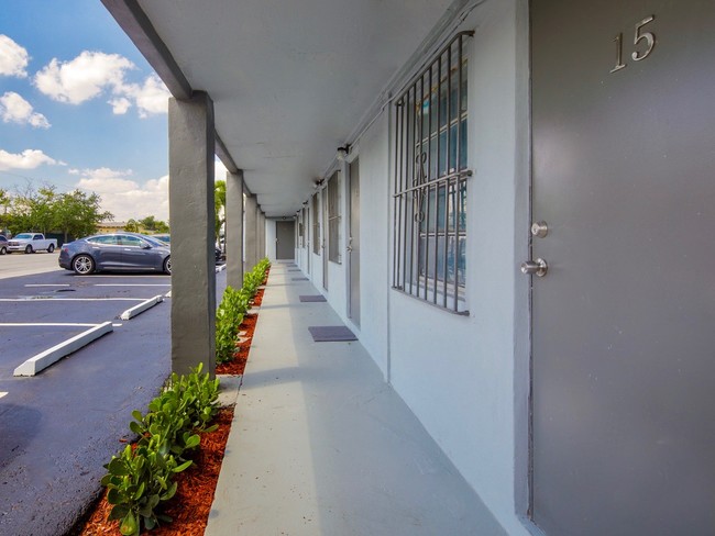 BHM Apartments in Hollywood, FL - Building Photo - Building Photo