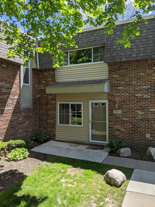 535 Longshore Dr in Ann Arbor, MI - Building Photo