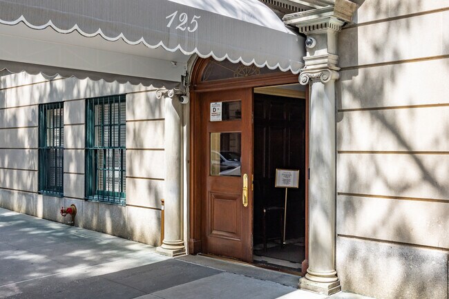 125 E 74th St in New York, NY - Foto de edificio - Building Photo