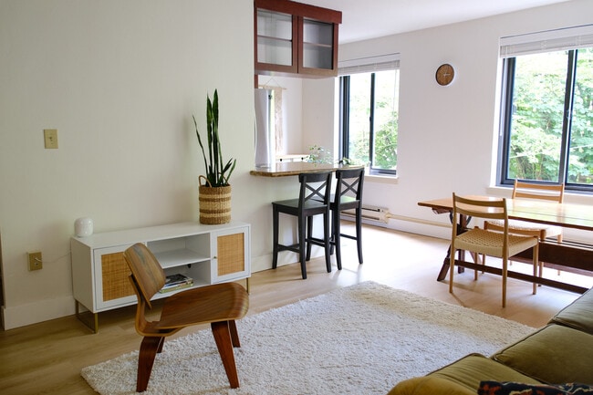 1105 Spring St, Unit #304 in Seattle, WA - Building Photo - Building Photo