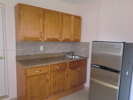 734 SW 5th Ave in Hallandale Beach, FL - Building Photo