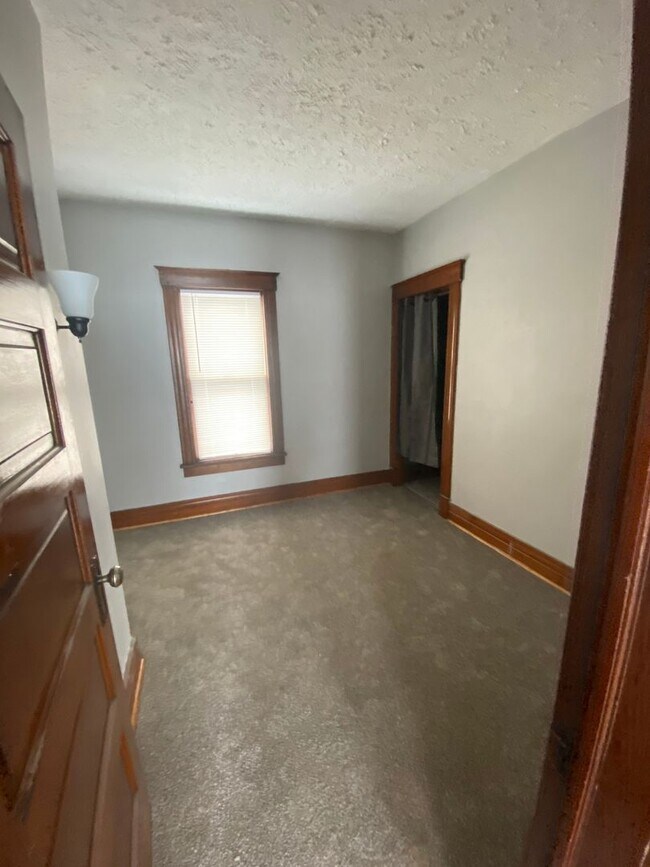 27 Lincoln Ave-Unit -27 LINCOLN AVE 2ND FLOOR in Amsterdam, NY - Building Photo - Building Photo