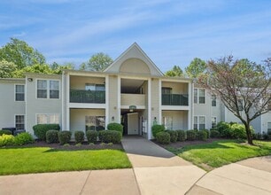 Glen Ridge Commons Apartments in Woodbridge, VA - Foto de edificio - Building Photo