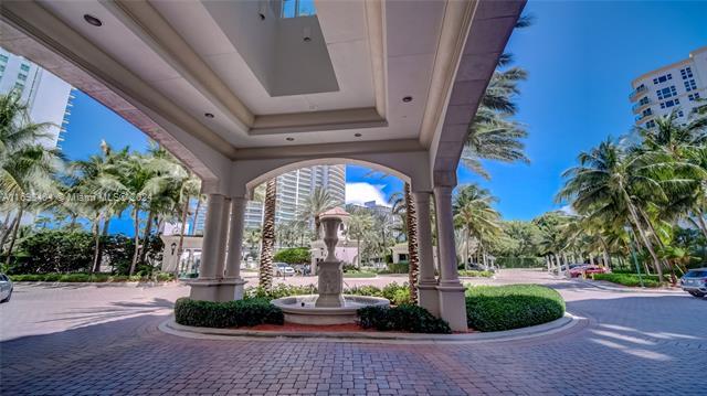 20000 E Country Club Dr, Unit 208 in Aventura, FL - Foto de edificio - Building Photo