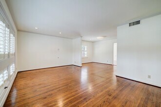 5642 Wickersham Ln in Houston, TX - Building Photo - Building Photo