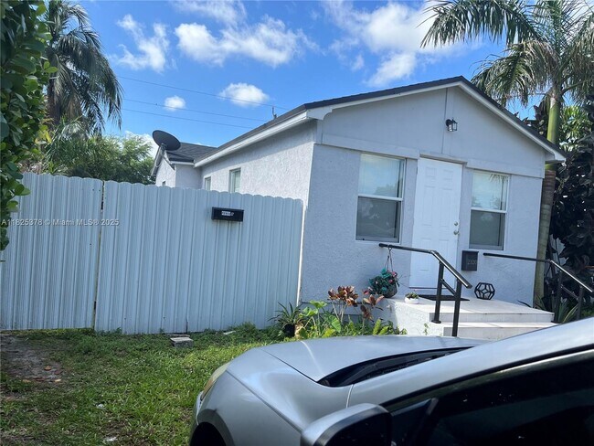 2330 Harding St in Hollywood, FL - Foto de edificio - Building Photo