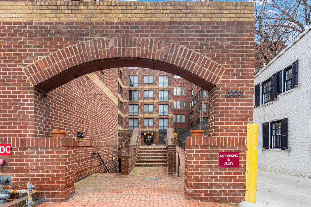1000 29th St NW in Washington, DC - Building Photo