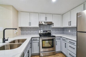 4769 Puritan Cir in Tampa, FL - Foto de edificio - Building Photo