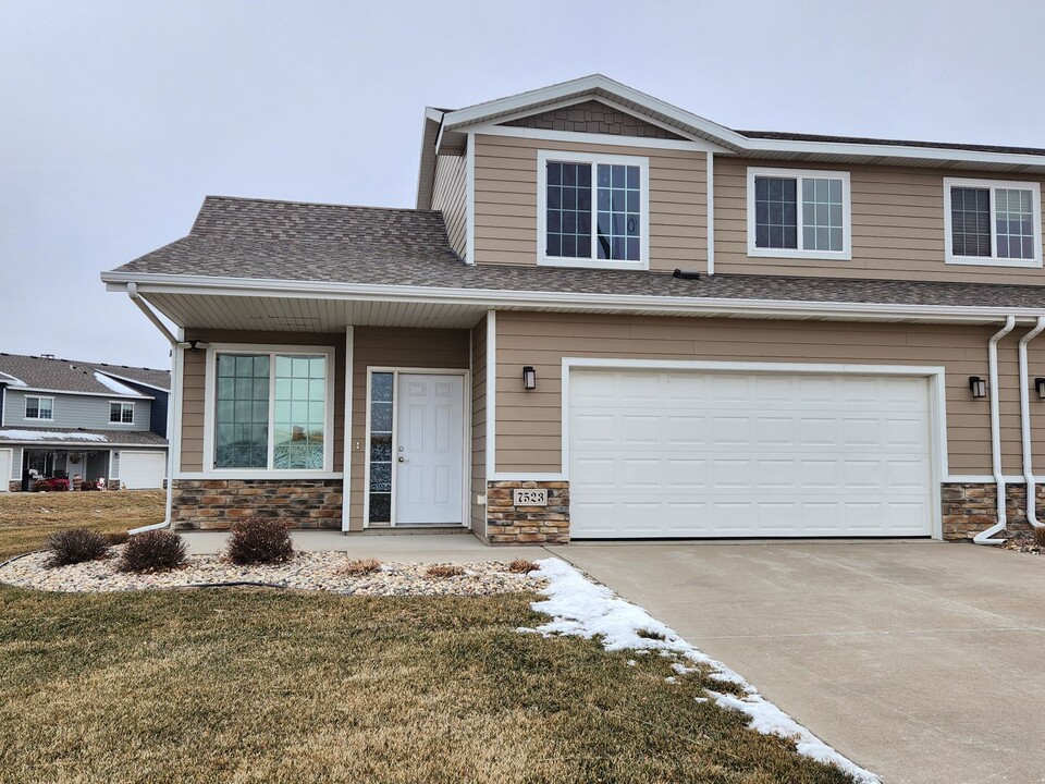 7523 Brookside Pl in Sioux Falls, SD - Foto de edificio