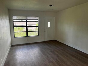 1197 W 35th St, Unit 1 in Riviera Beach, FL - Building Photo - Building Photo