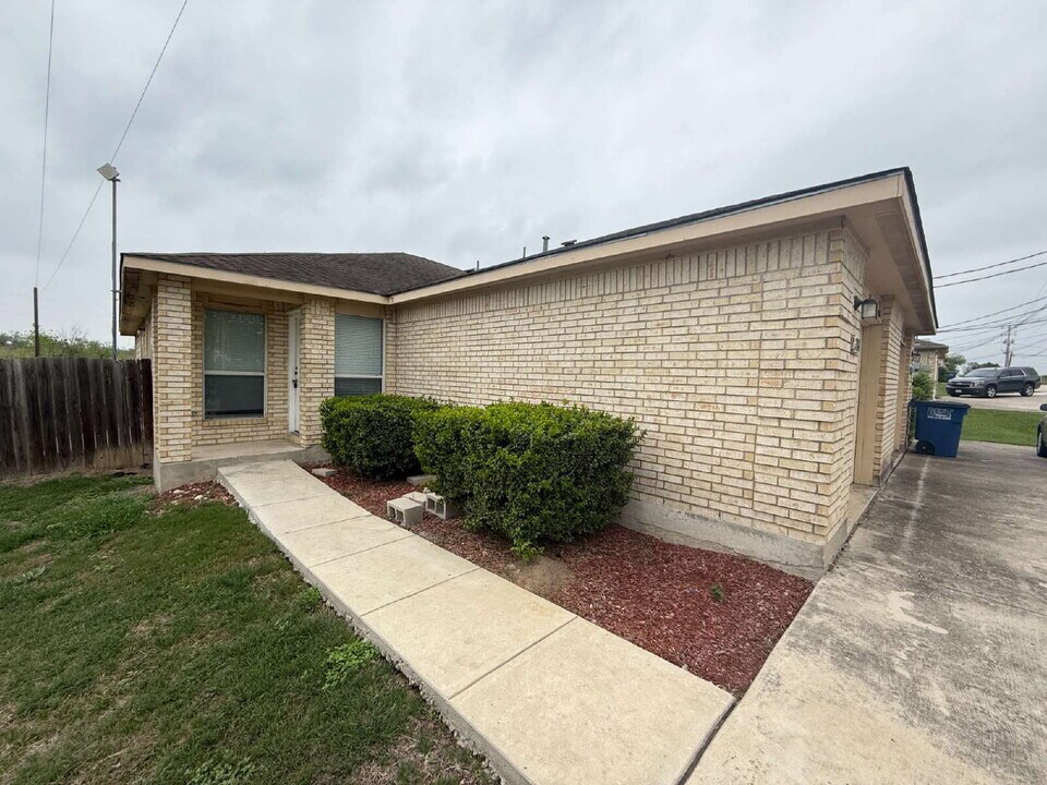 2774 FM1044 in New Braunfels, TX - Building Photo