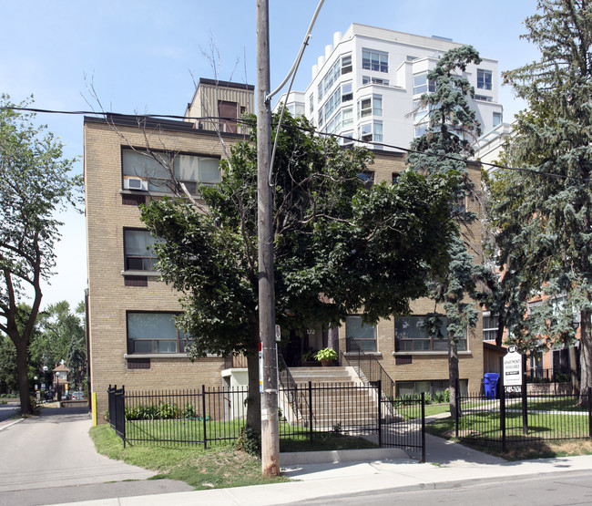 168-170 Erskine Ave in Toronto, ON - Building Photo - Building Photo