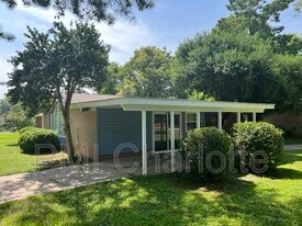 1100 Vickery Dr in Charlotte, NC - Building Photo