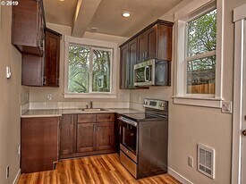 8816 N Edison St in Portland, OR - Building Photo