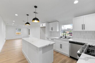 5610 Chapman St in Houston, TX - Foto de edificio - Building Photo