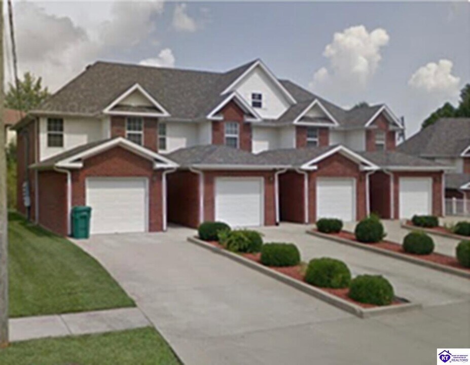 111 Ash Ct in Radcliff, KY - Building Photo