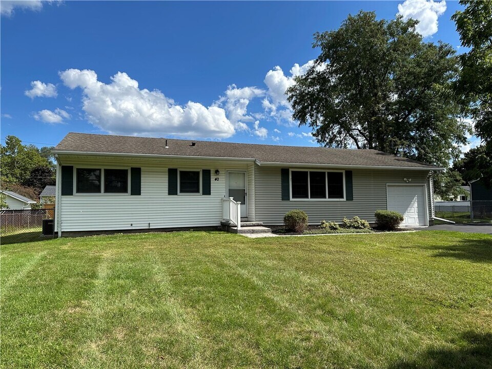 40 Guildhall Rd in Rochester, NY - Building Photo