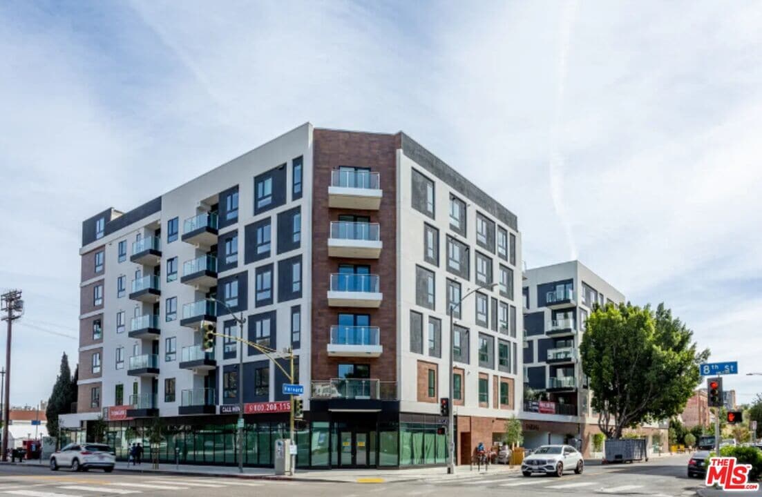 800 S Harvard Blvd in Los Angeles, CA - Building Photo
