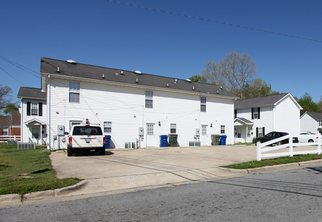 811-829 E Lizzie St in Selma, NC - Building Photo