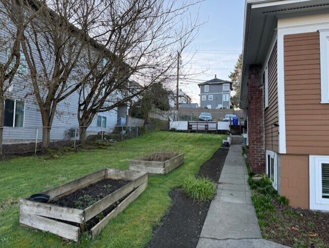 3218 Rucker Ave-Unit -2 in Everett, WA - Building Photo - Building Photo