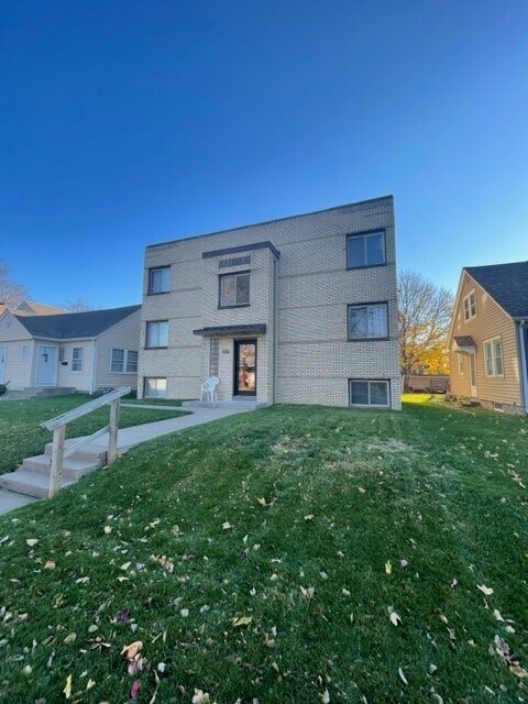 2123 16th St, Unit Studio 1 in Rock Island, IL - Building Photo