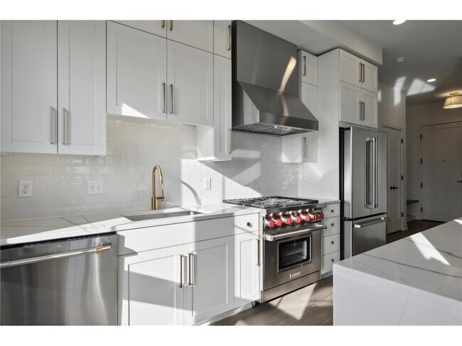 4917 Eden Ave in Edina, MN - Building Photo - Building Photo