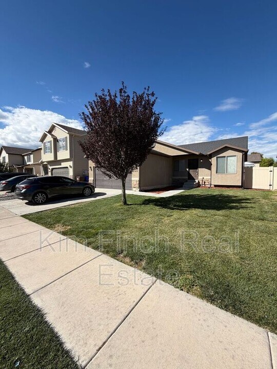 2389 Hitching Post Dr in Eagle Mountain, UT - Building Photo