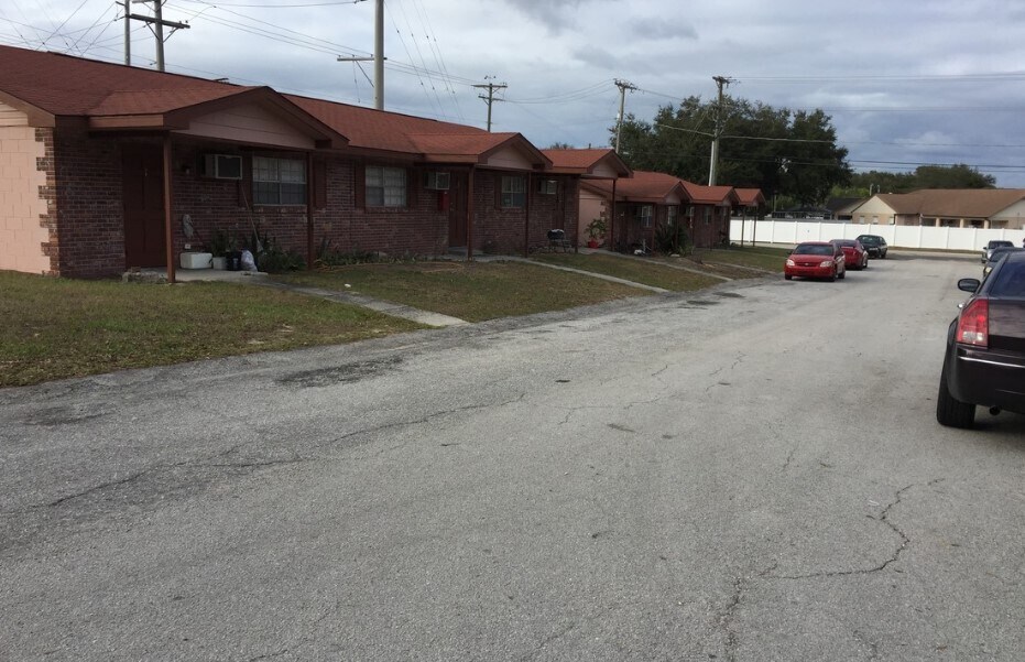 1 Lamplight Ln in Winter Haven, FL - Building Photo