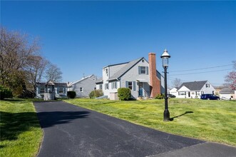 95 Douglas Ave in Portsmouth, RI - Building Photo - Building Photo