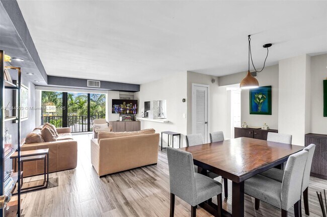 77 Crandon Blvd in Key Biscayne, FL - Building Photo - Building Photo