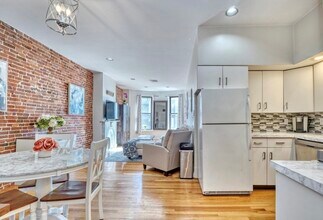 153 Dorchester St, Unit 2 in Boston, MA - Foto de edificio - Building Photo