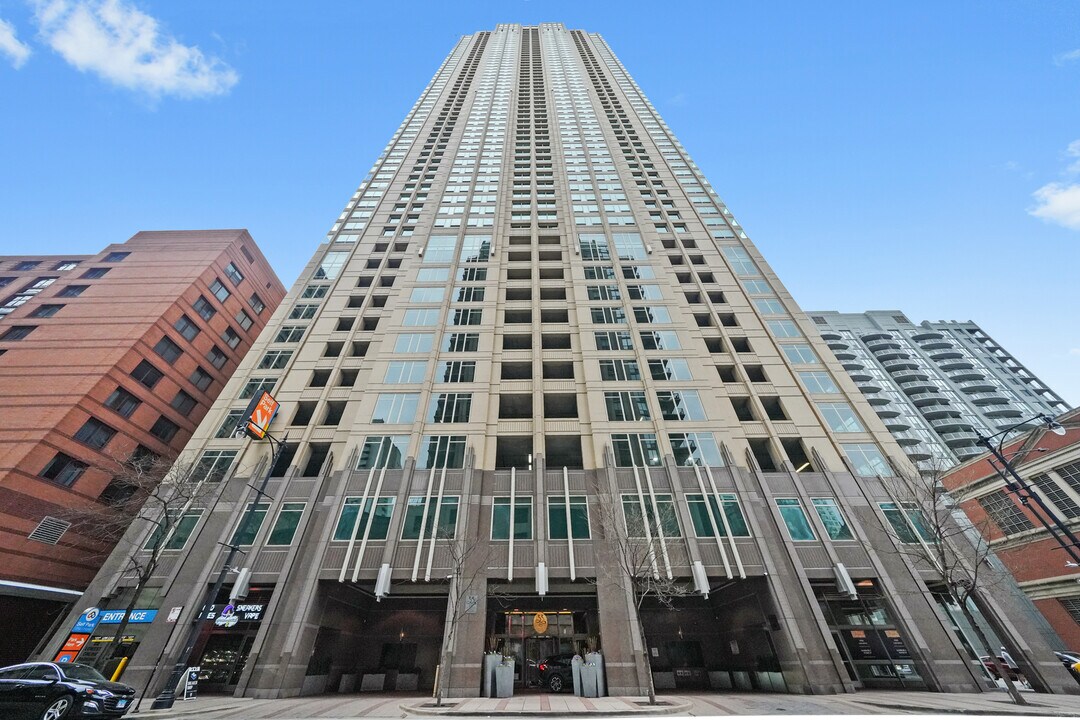 33 W Ontario St in Chicago, IL - Building Photo