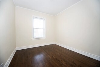 3643 N Hoyne Ave, Unit 3701 -2 in Chicago, IL - Foto de edificio - Building Photo