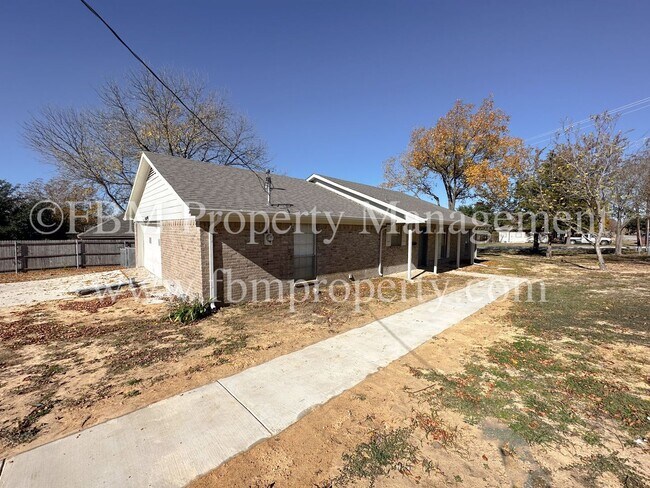 801 S Wood St in Ferris, TX - Building Photo - Building Photo