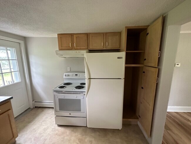9 Alvord St in South Hadley, MA - Building Photo - Building Photo