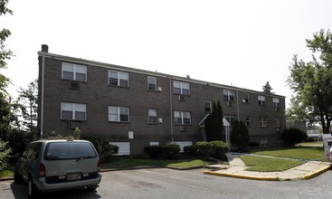 Colonial Village Apartments in New Castle, DE - Building Photo - Building Photo