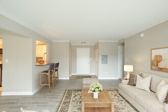 4250 W Lake Ave in Glenview, IL - Building Photo - Building Photo